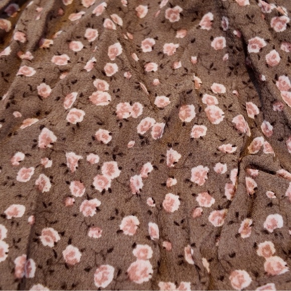 Floral Garage Top with beautiful shoulder detailing - Picture 5 of 6